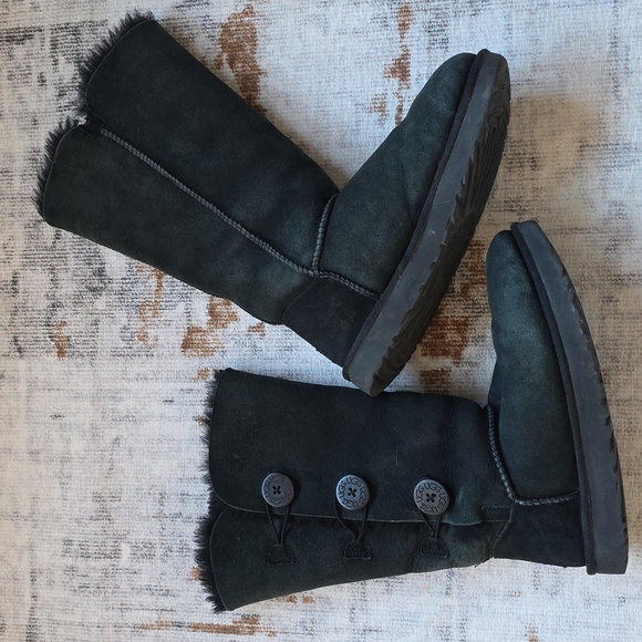 UGG Shoes - UGG Hunter Green Black Shearling Bailey Button Triplet II Boot Womens 9
